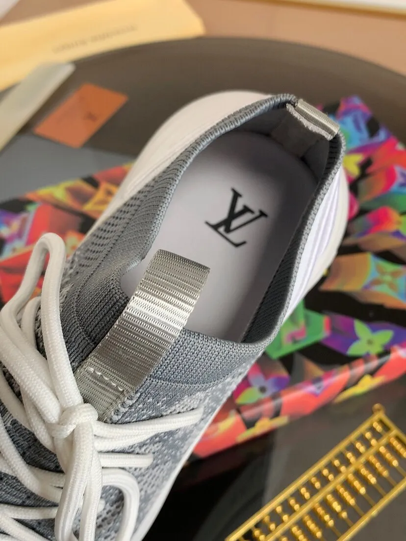 Factory price 460. LV* Louis Vuitton ~ Brand new low-top men's socks shoes 👟, made of special elastic knitted fabric consistent with the high-end original version, thickened and thickened to ensure practicality and wrinkle resistance in many seasons, and they will never deform or become loose after repeated stretching! It feels light and comfortable on your feet! Size: 38-45 (45 is custom-made and cannot be returned or exchanged)
